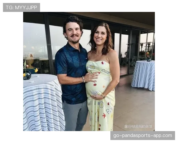 亚历克斯·摩根训练完直接拎包去走秀，这姐的日常是分裂开的吗？