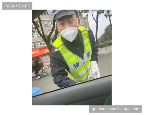 陆光祖拎着菜市场塑料袋上车，后座却摆着顶级礼盒，这反差我笑不出来